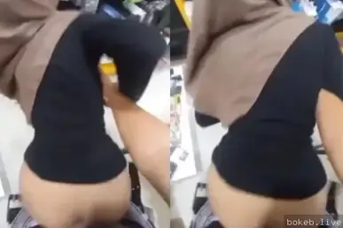 Doggy Nakal di Sofa, Memek Tamu Basah Netes Karpet