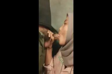 Ukhti Nurut Banget Dikasih Servis Bibir Sebelum Tidur
